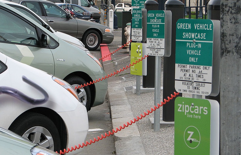 800px-Charging_stations_in_SF_City_Hall_02_2009_02