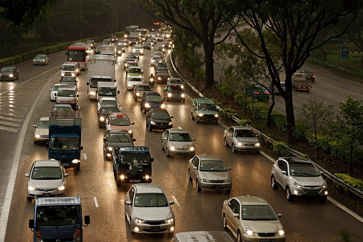 1280px-Driving_Cars_in_a_Traffic_Jam