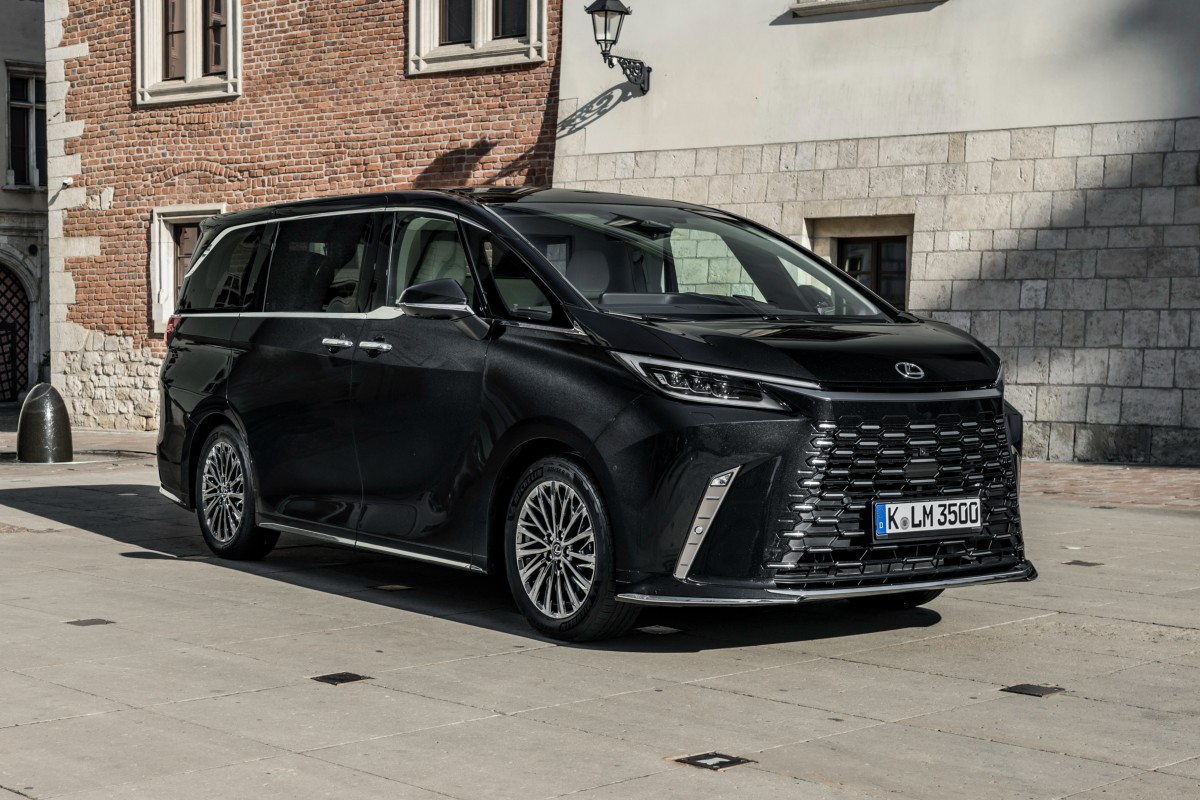 2023_LEXUS_LM_350h_4Seater_Black_DPL_Static_001