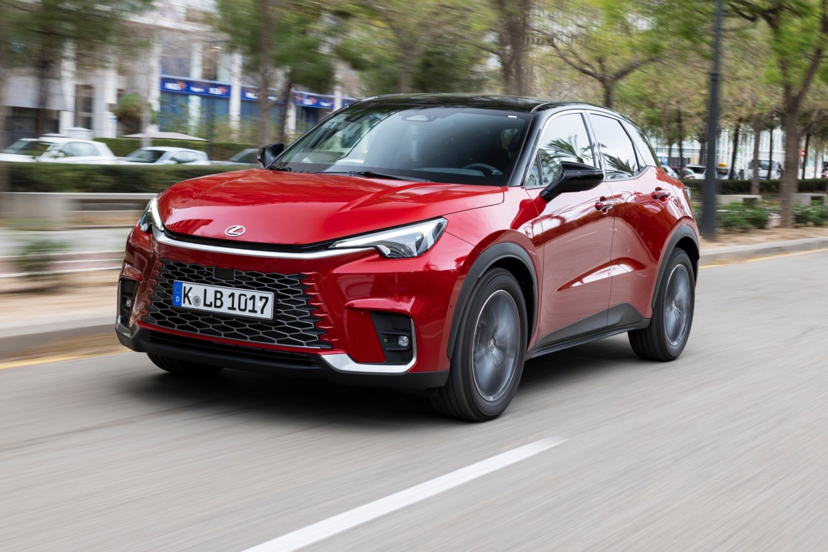 LEXUS_LBX_Emotion_red_bi-tone_dynamic_044